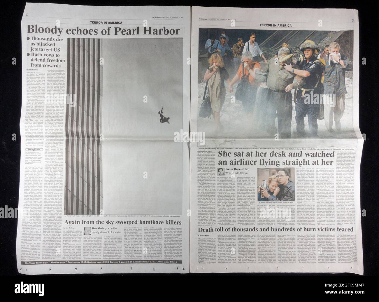 Bild eines Fallens in der Doppelseite der Zeitung The Times (UK) nach den Terroranschlägen auf die Vereinigten Staaten am 11. September 2001. Stockfoto