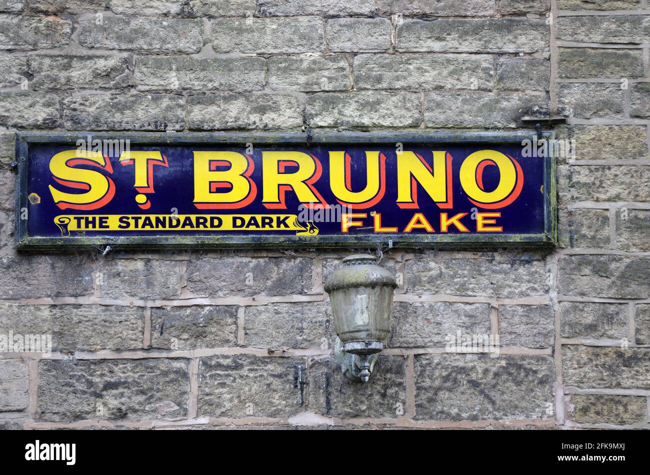 Ein Werbeschild über einem ehemaligen Süßwaren- und Tabakladen Die Ches-hire-Stadt Bollington Stockfoto