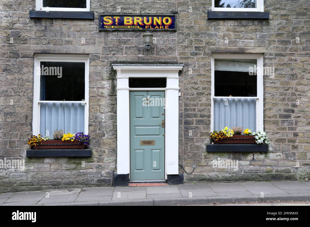 Ein Werbeschild über einem ehemaligen Süßwaren- und Tabakladen Die Ches-hire-Stadt Bollington Stockfoto