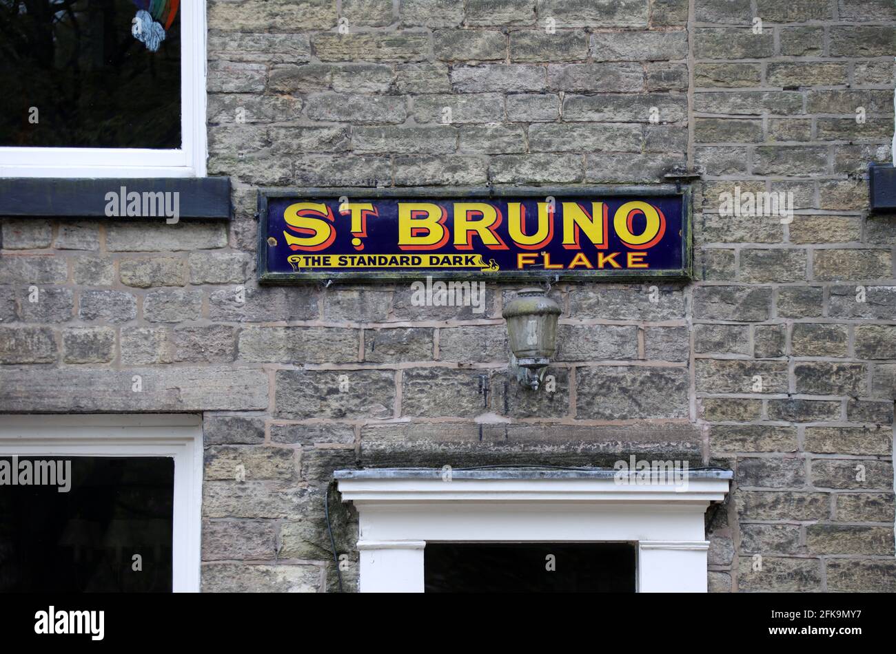 Ein Werbeschild über einem ehemaligen Süßwaren- und Tabakladen Die Ches-hire-Stadt Bollington Stockfoto