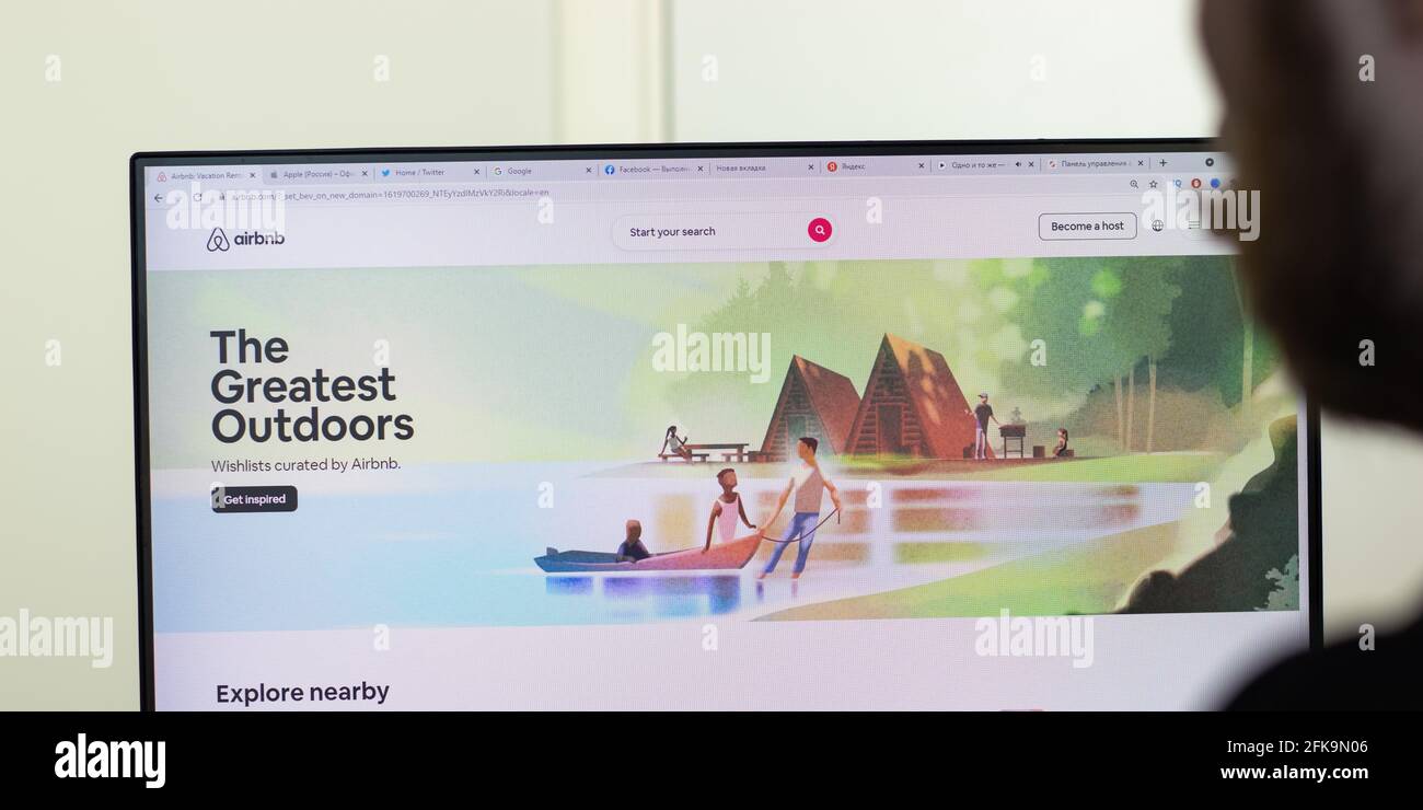 New York, USA - 26. April 2021: airbnb Website page on screen, man using Service, illustrative Editorial Stockfoto