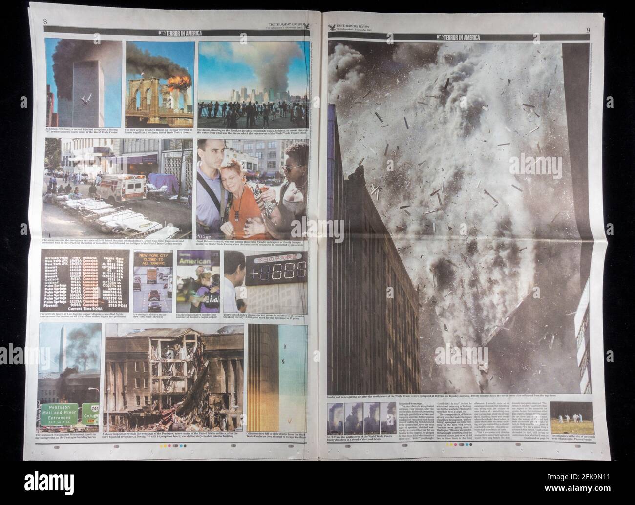 Doppelseite mit Bildern in der Zeitung Independent (UK) nach den Terroranschlägen auf die Vereinigten Staaten am 11. September 2001. Stockfoto