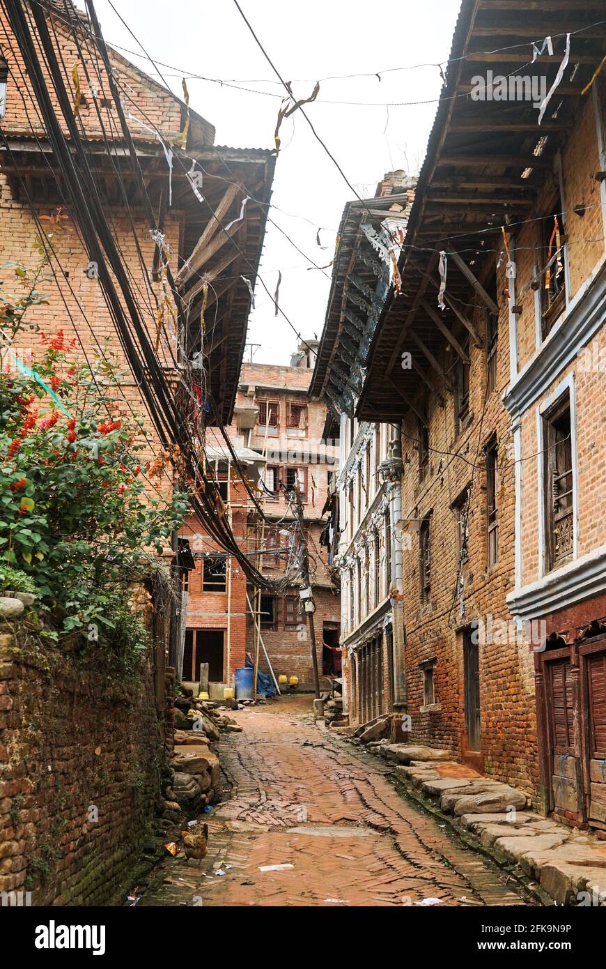 Kleine, kleine, enge, leere Straßen der Stadt Panauti während der Absperrung In Nepal Stockfoto