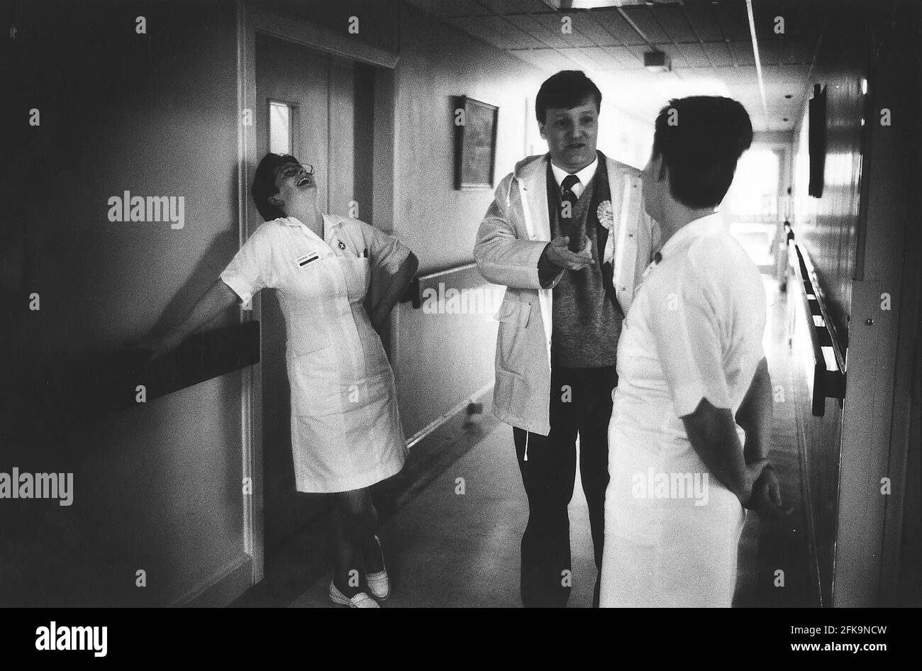 Charles Kennedy sprach mit einigen Krankenschwestern bei einem Besuch im NHS Krankenhaus Stockfoto