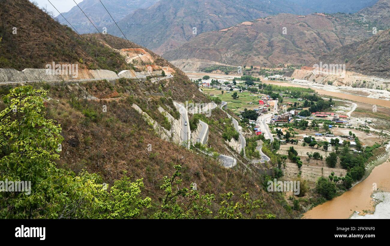 Autobahn von Kathmandu nach Pokhara. Japanische Straße gebaut, neue Technologien. Straßen und Reisen in Nepal mit dem Bus Stockfoto