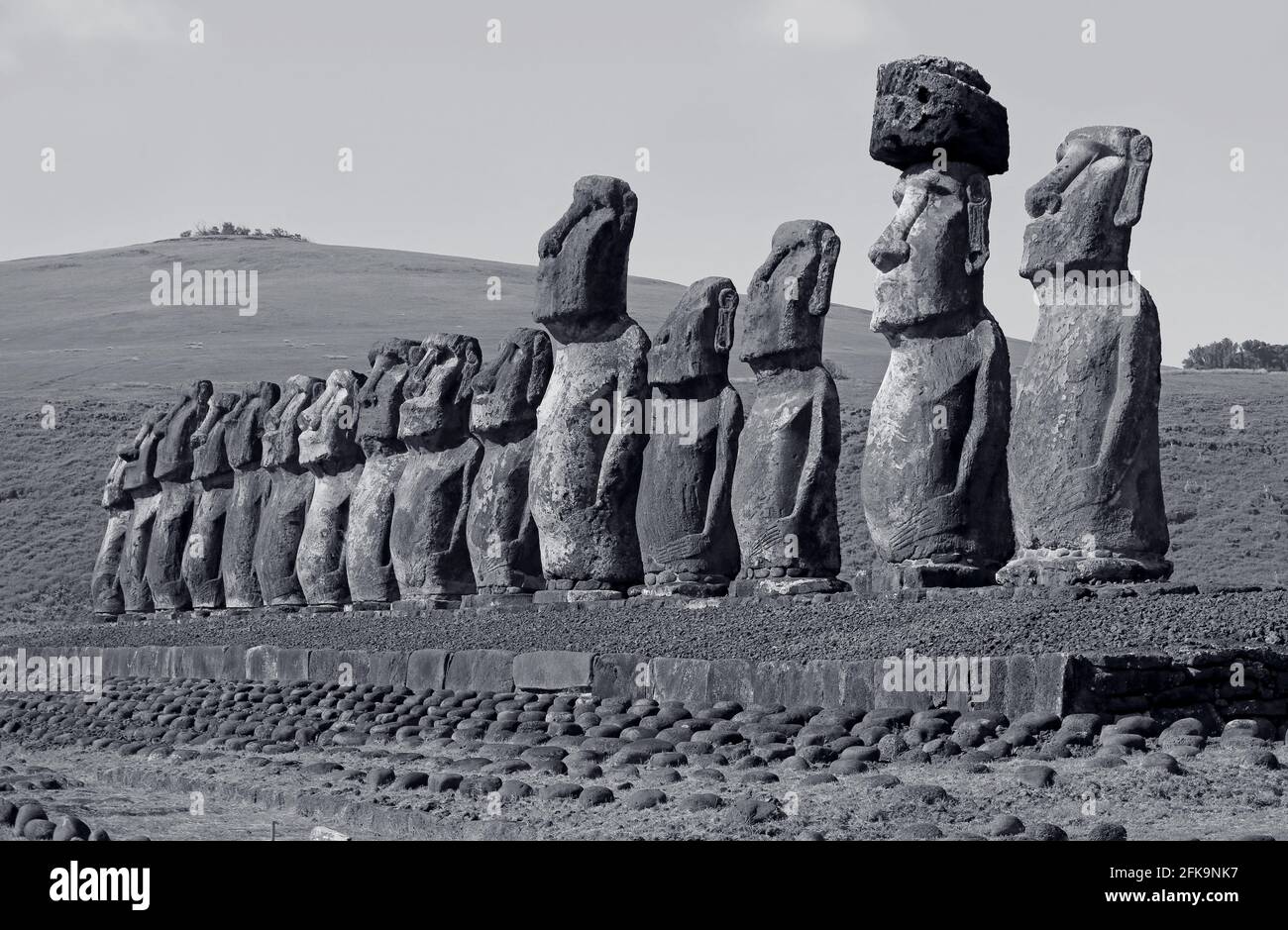 Erstaunliche riesige Moai-Statuen auf der feierlichen Plattform von Ahu Tongariki Osterinsel Chile in Monochrom Stockfoto