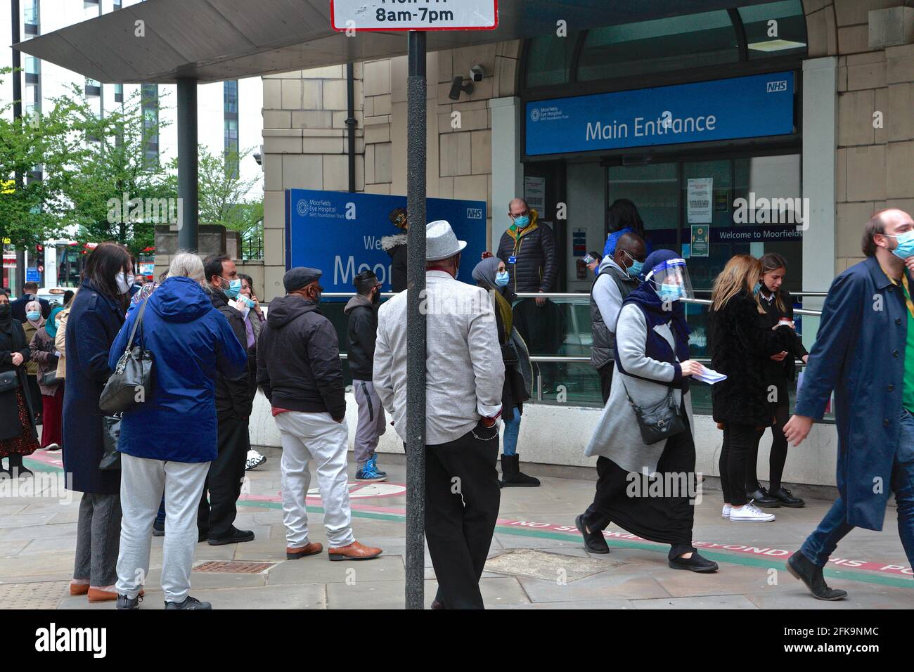 Moorfielsa Eye Hospital - London (UK), 29. April 2021: Lange Schlangen vor dem Moorfields Eye Hospital nach einem gemeldeten Computerfehler Stockfoto