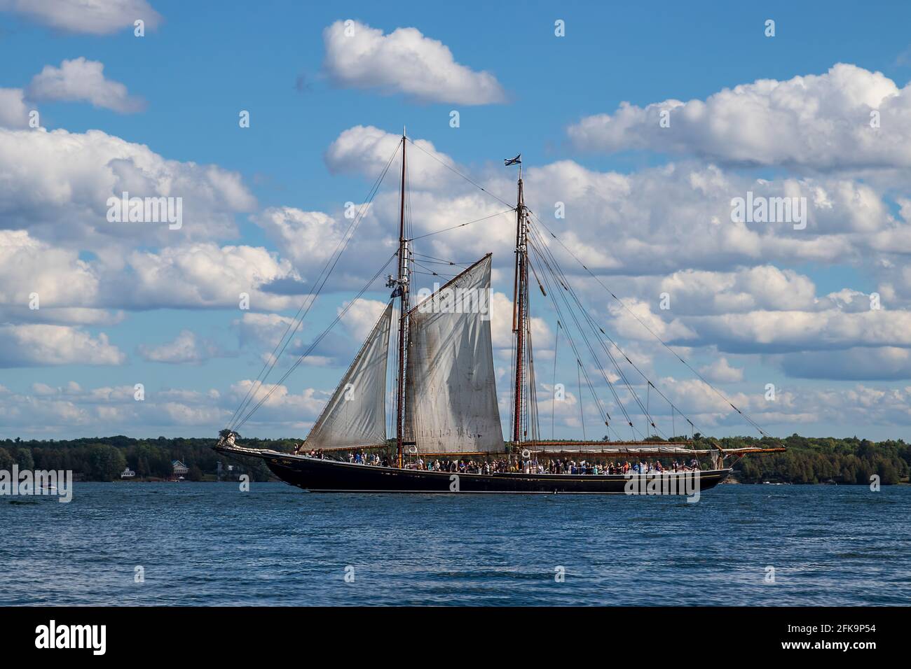 Hochschiff segelt auf dem Lake Ontario - weiße Segel, blauer Himmel und flauschige Wolken Stockfoto