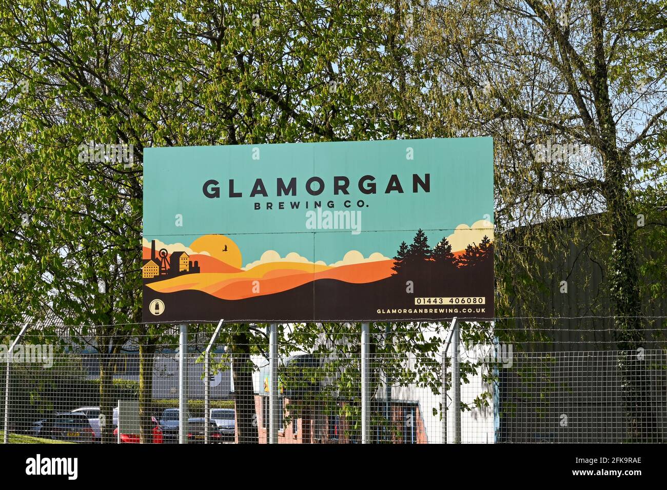 Llantrisant, Wales - April 2021: Schild vor der Brauerei der Glamorgan Brewing Company am Stadtrand von Cardiff. Stockfoto