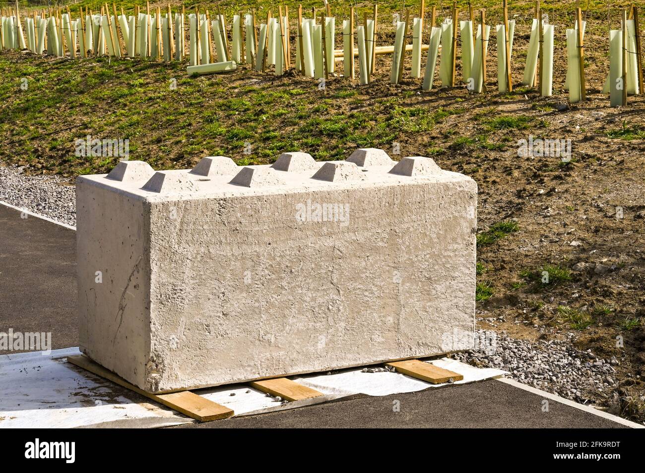 Großer schwerer Betonblock auf einem Pfad platziert, um den Zugang zu privatem Land zu blockieren. Keine Personen. Stockfoto