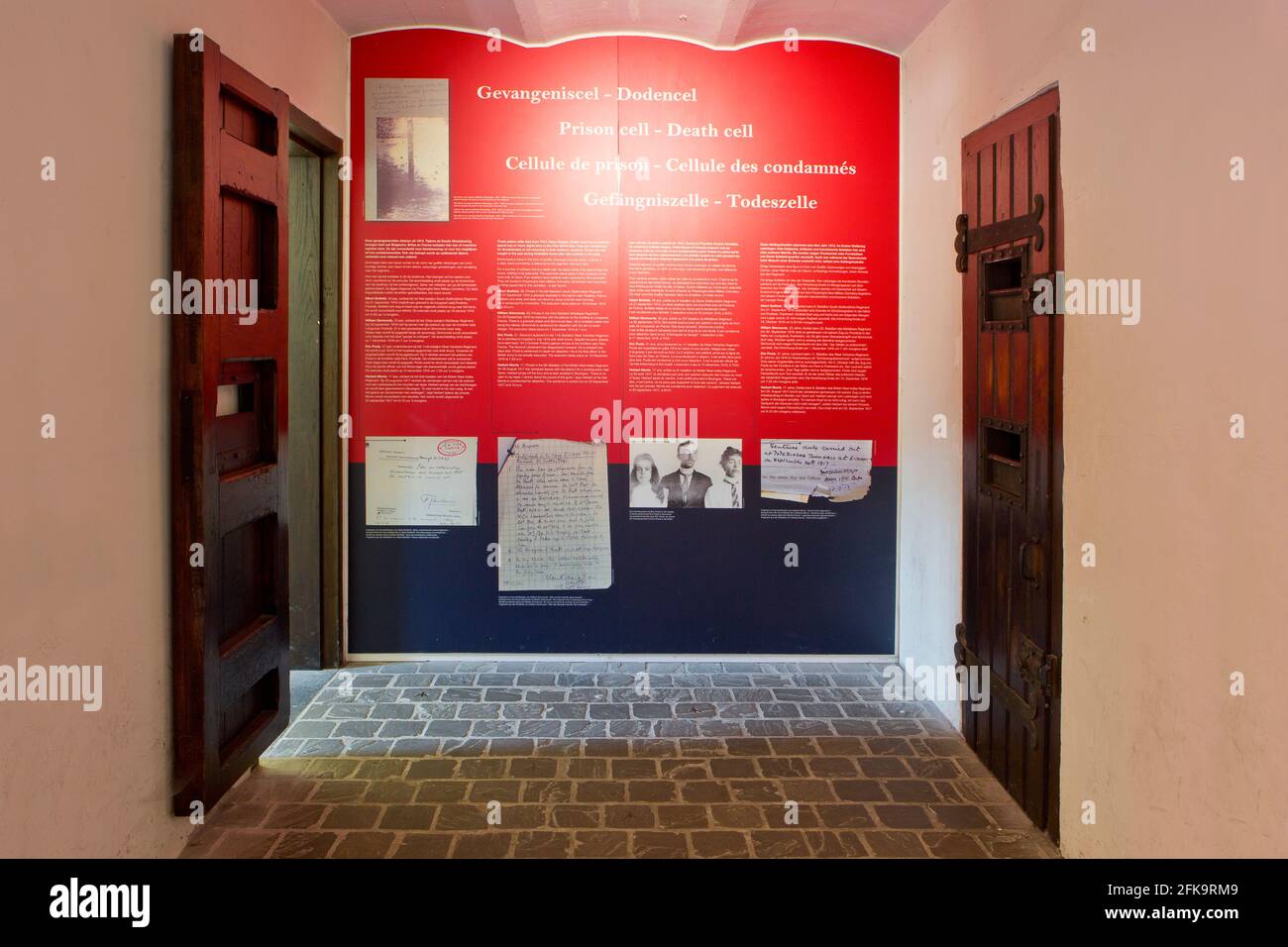 Eintritt in die Todeszellen des Ersten Weltkriegs mit der Geschichte der hingerichteten Soldaten im Rathaus von Poperinge, Belgien Stockfoto