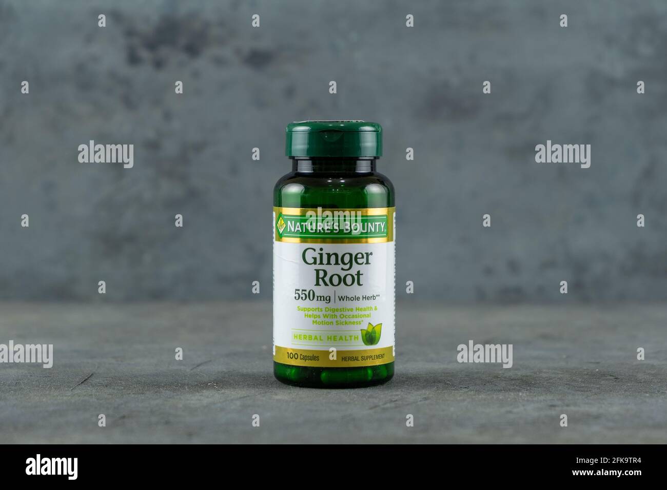 DOHA, KATAR - 28. APRIL 2020: Eine Flasche Nature's Bounty Ingwer Root Pills und Kräutergesundheitszusatz, unterstützt die Verdauung, 550mg, 100 Capsul Stockfoto