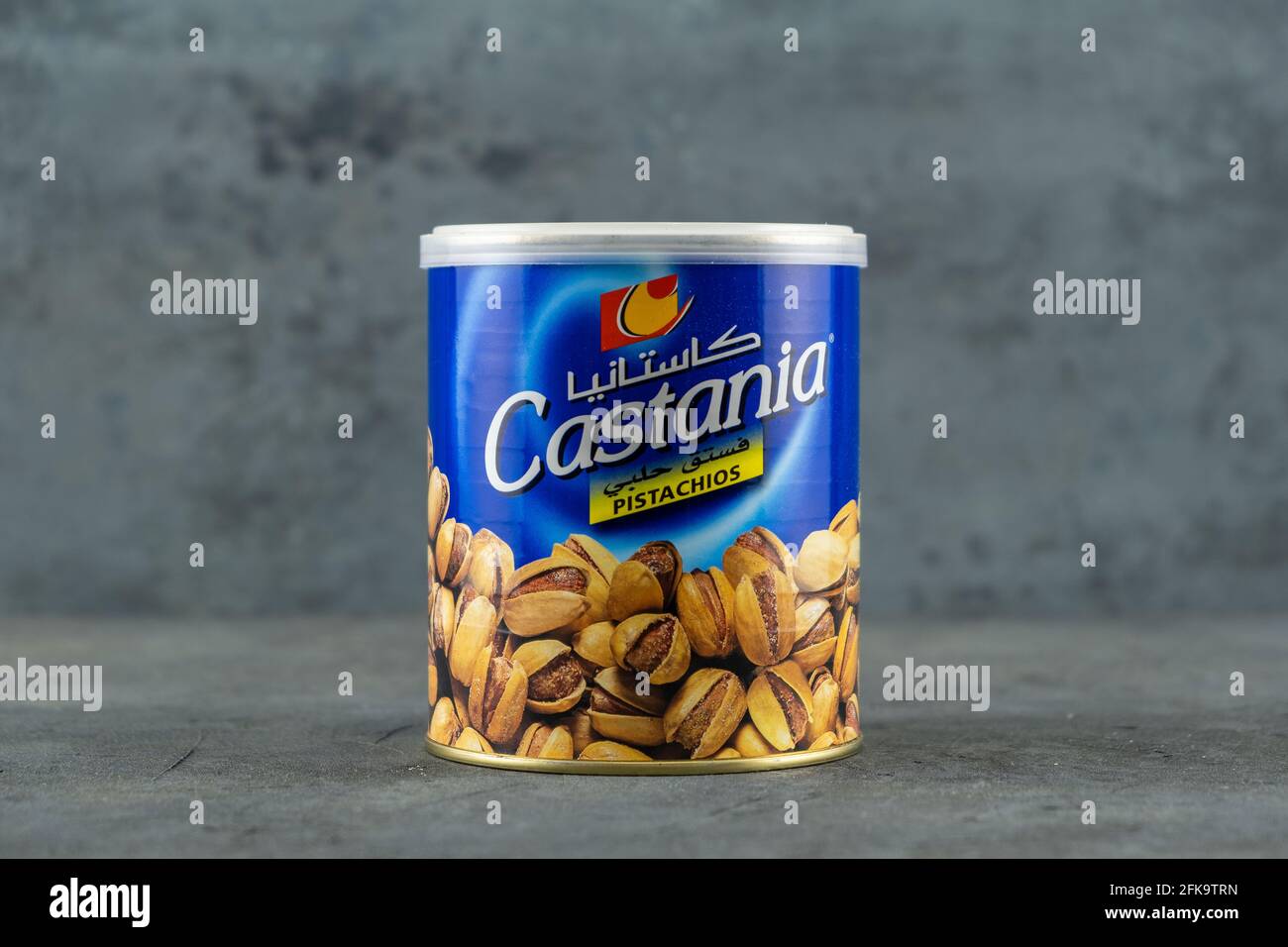 DOHA, KATAR - 28. APRIL 2020: Eine Dose Castania Pistazien. Castania ist führend auf dem libanesischen Nussmarkt. Stockfoto