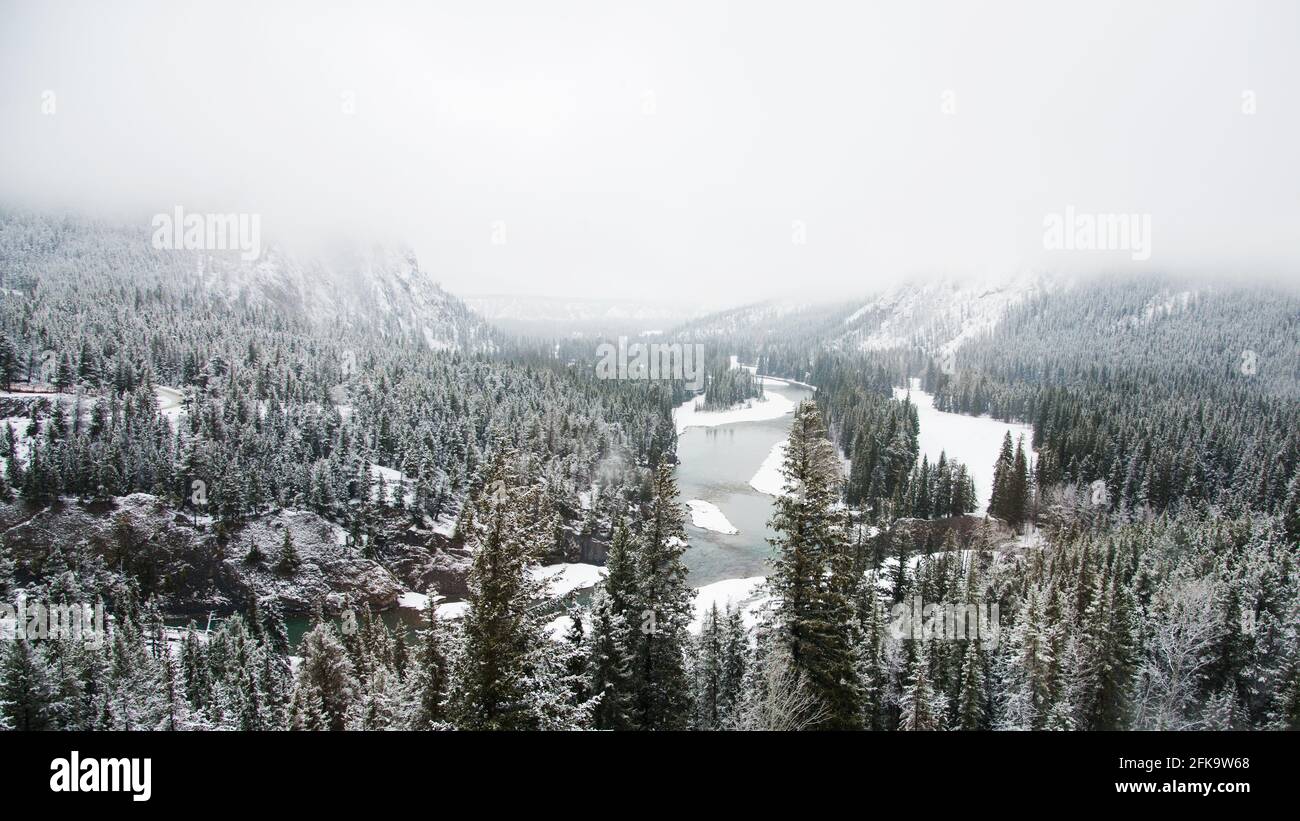 Wunderschöne kanadische Landschaft im Winter mit Schnee, Wald und See. Banff National Park Stockfoto