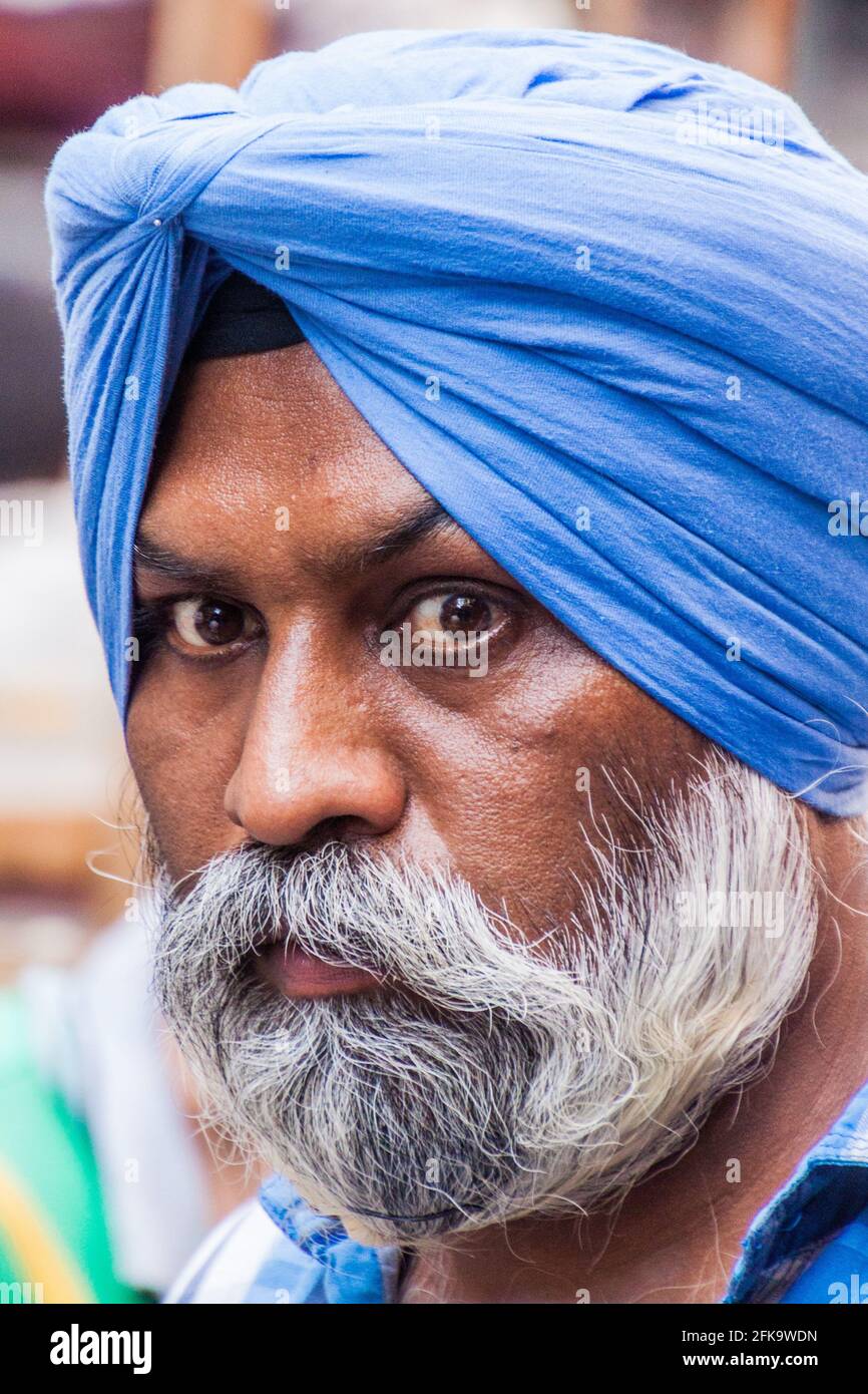 DELHI, INDIEN - 22. OKTOBER 2016: Gesicht eines Sikkh-Rikscha-Fahrers im Zentrum von Delhi, Indien. Stockfoto