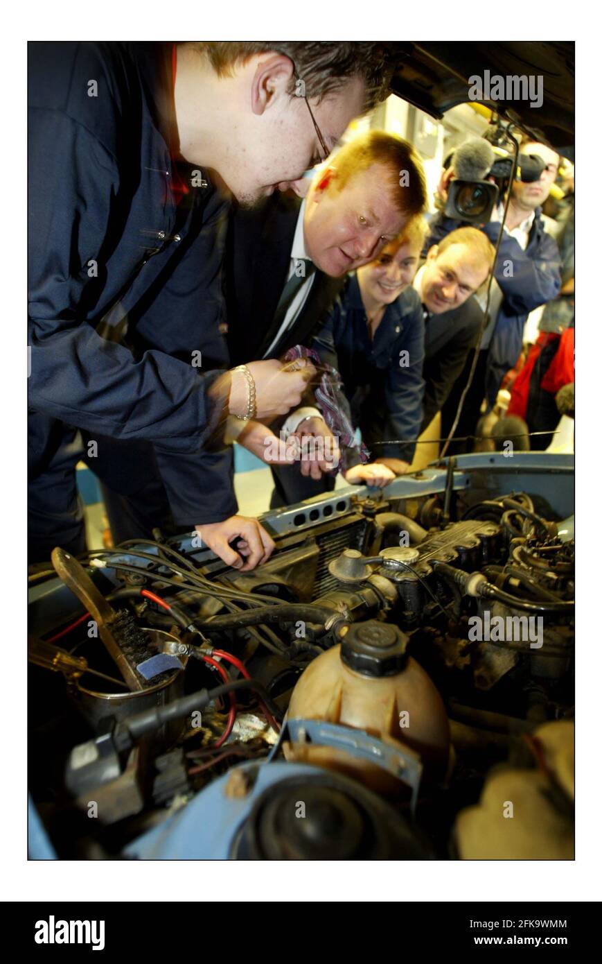 Zu Beginn der Liberaldemokraten-Konferenz, Führer Charles Kennedy überprüft ein Auto Ölstand auf dem Peilstab, bei einem Besuch in Blackpool Fylde College und spricht mit Mechaniker Studenten an ihrem ersten Tag am College.pic David Sandison 19/9/2005 Stockfoto