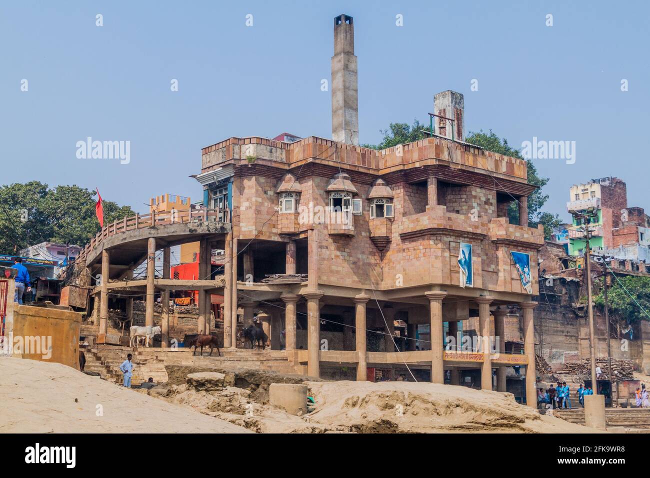 VARANASI, INDIEN - 25. OKTOBER 2016: Ansicht des elektrischen Krematoriums in Varanasi Indien Stockfoto
