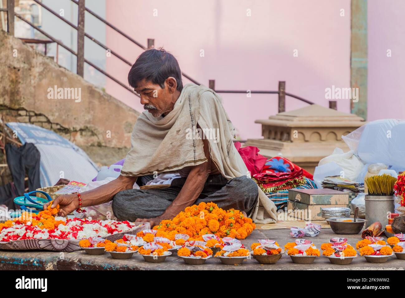 VARANASI, INDIEN - 25. OKTOBER 2016: Straßenhändler für religiöse Opfergaben in Varanasi, Indien Stockfoto