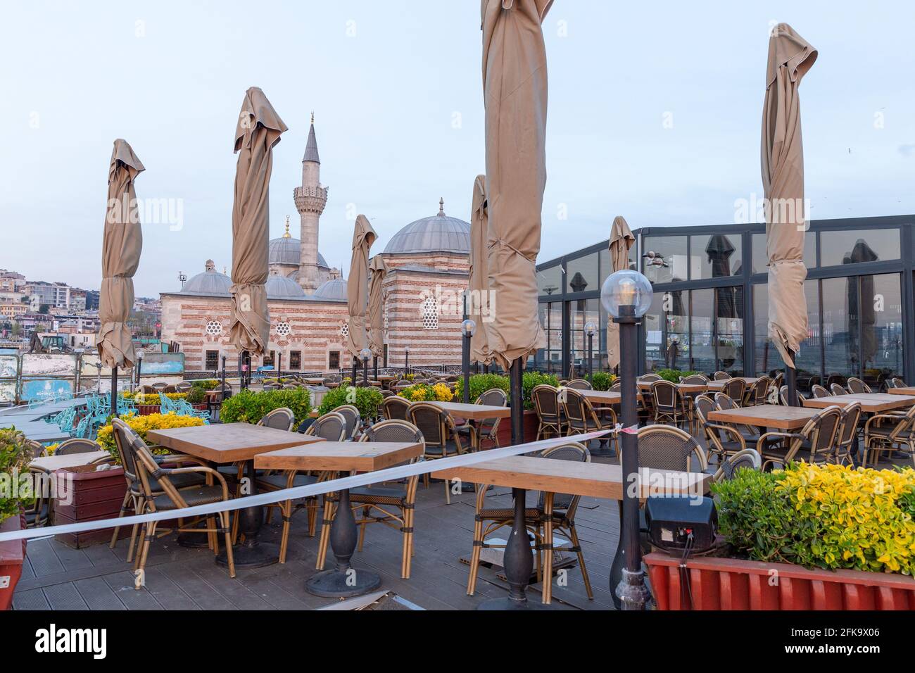 Blick auf die Küsten von Uskudar kurz nach 17 Tagen voller Sperrstunde begann am 29. April 2021 in Uskudar, Istanbul, Türkei. Stockfoto