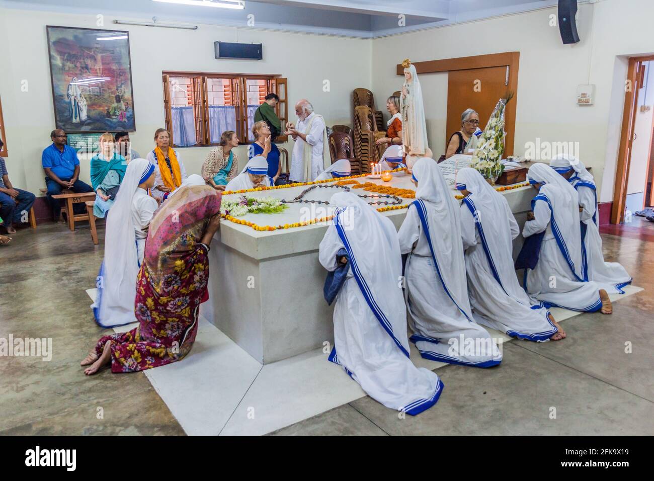 KALKUTTA, INDIEN - 30. OKTOBER 2016: Schwestern der Missionare der Nächstenliebe beten am Grab von Mutter Teresa im Mutterhaus in Kalkutta, Indien. Stockfoto