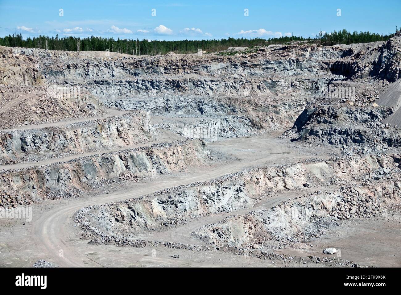 Tagebau, Tagebau mit Schottergraben. Bereich, in dem der Baltische Kristallschild die Tagesoberfläche erreicht Stockfoto