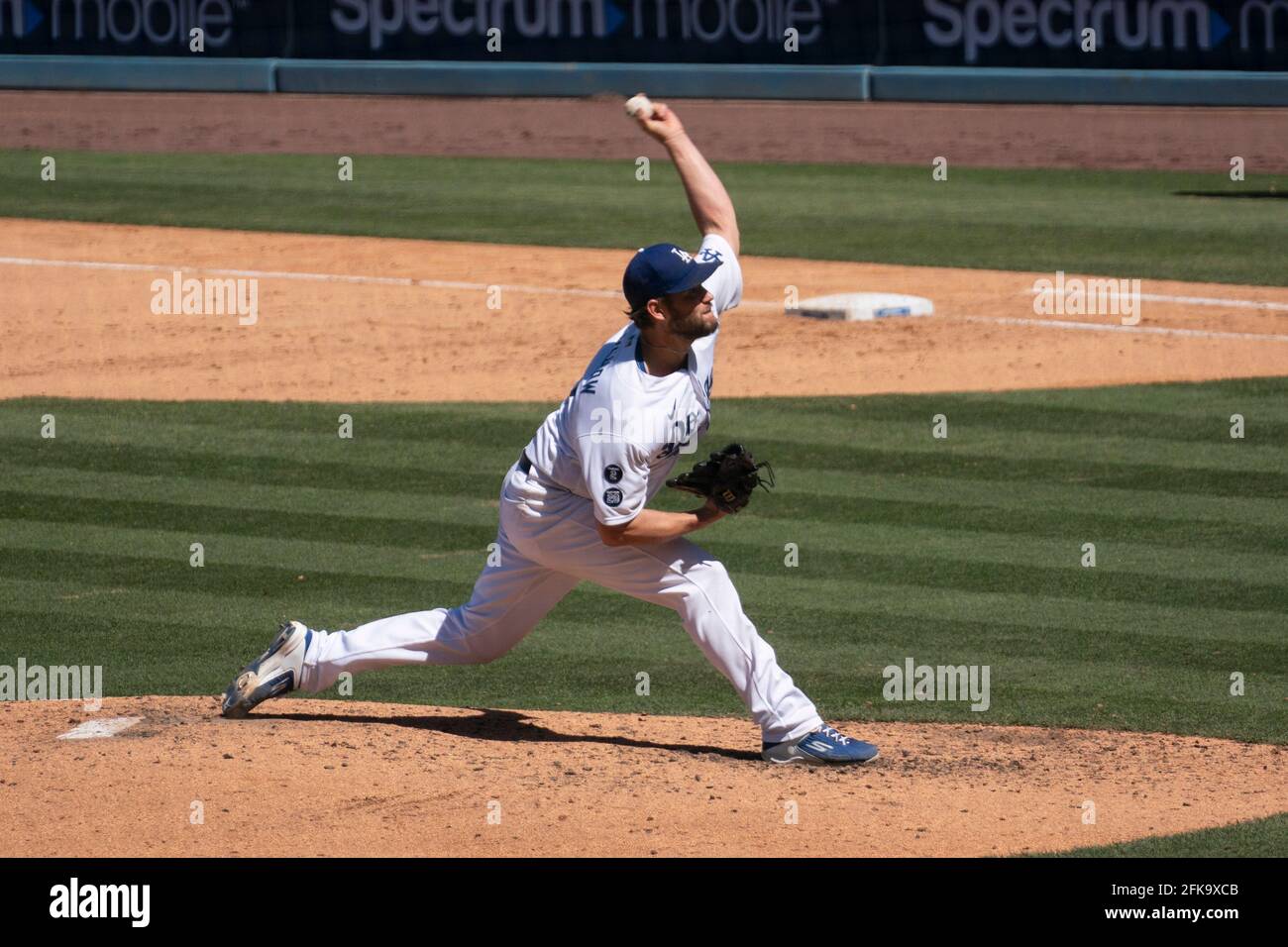 Los Angeles Dodgers starten Pitcher Clayton Kershaw (22) während eines MLB-Spiels gegen die Cincinnati Reds, Mittwoch, 28. April 2021, in Los an Stockfoto