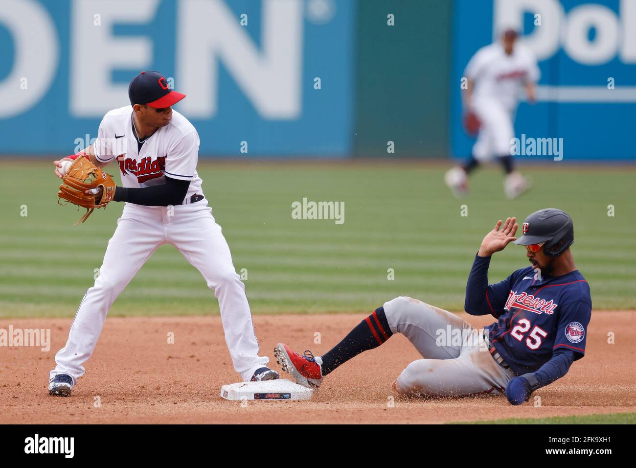 CLEVELAND, OH - 28. APRIL: Cesar Hernandez (7) von den Cleveland Indians dreht ein Doppelspiel vor dem gleitenden Byron Buxton (25) von der Minnesota Twi Stockfoto