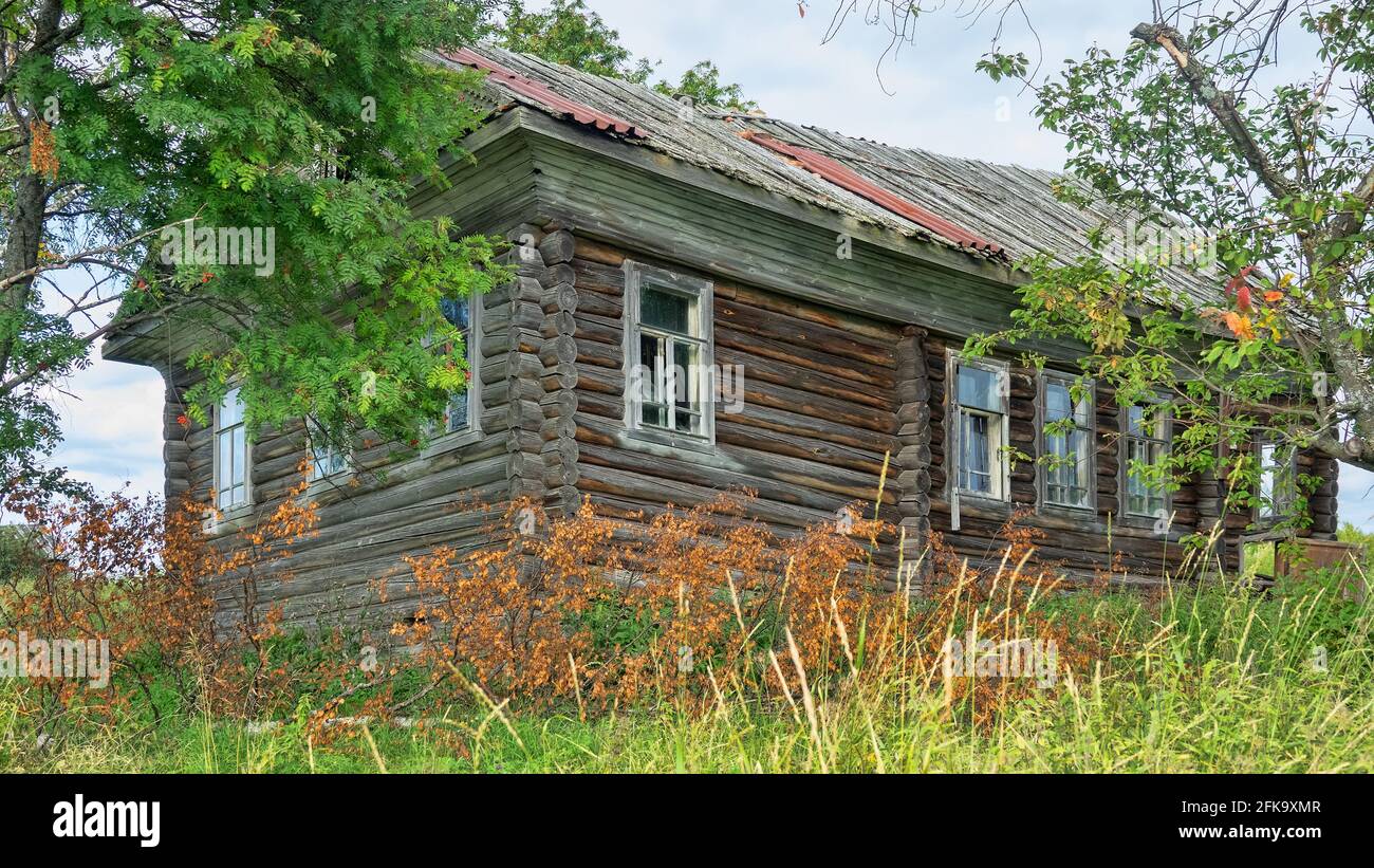 Altes Holzhaus in Archangelsk Region, ein Wohndorf Haus in einem Walddorf, verlassene Menschen und vernagelt Haus. Russland Stockfoto