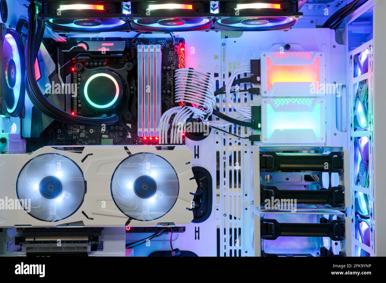 Nahaufnahme und Innenseite Desktop-PC Gaming- und Kühlventilator-CPU mit mehrfarbiger LED-RGB-Leuchte zeigt den Status im Arbeitsmodus an, Innengehäuse des PCs Stockfoto