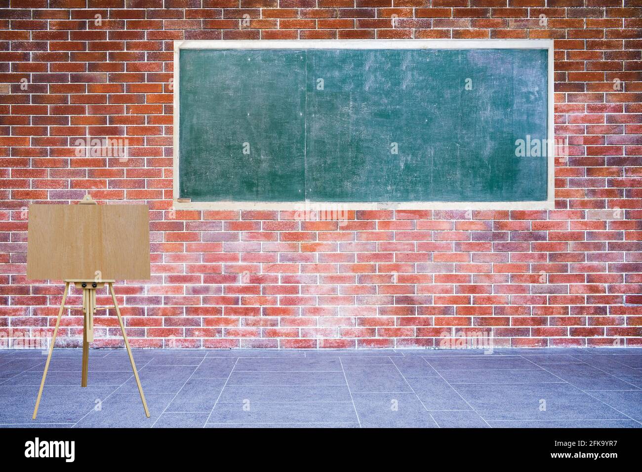 Leere Tafel und leere Holzbrett Staffelei auf Ziegel installiert Wand im Retro-Stil auf dem Bürgersteig des Außengebäudes Stockfoto