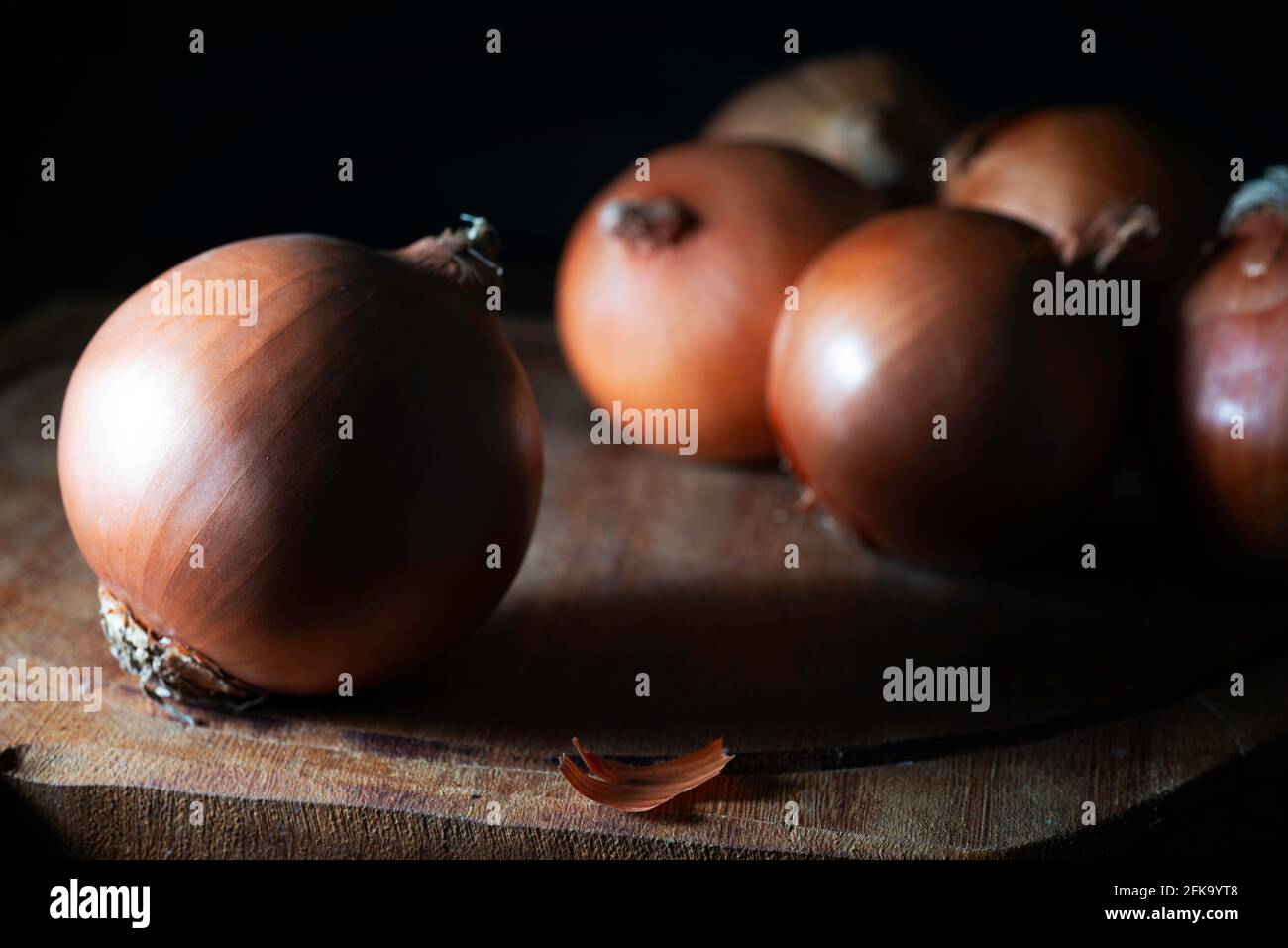 Zwiebeln auf einem Holztisch anbraten Stockfoto