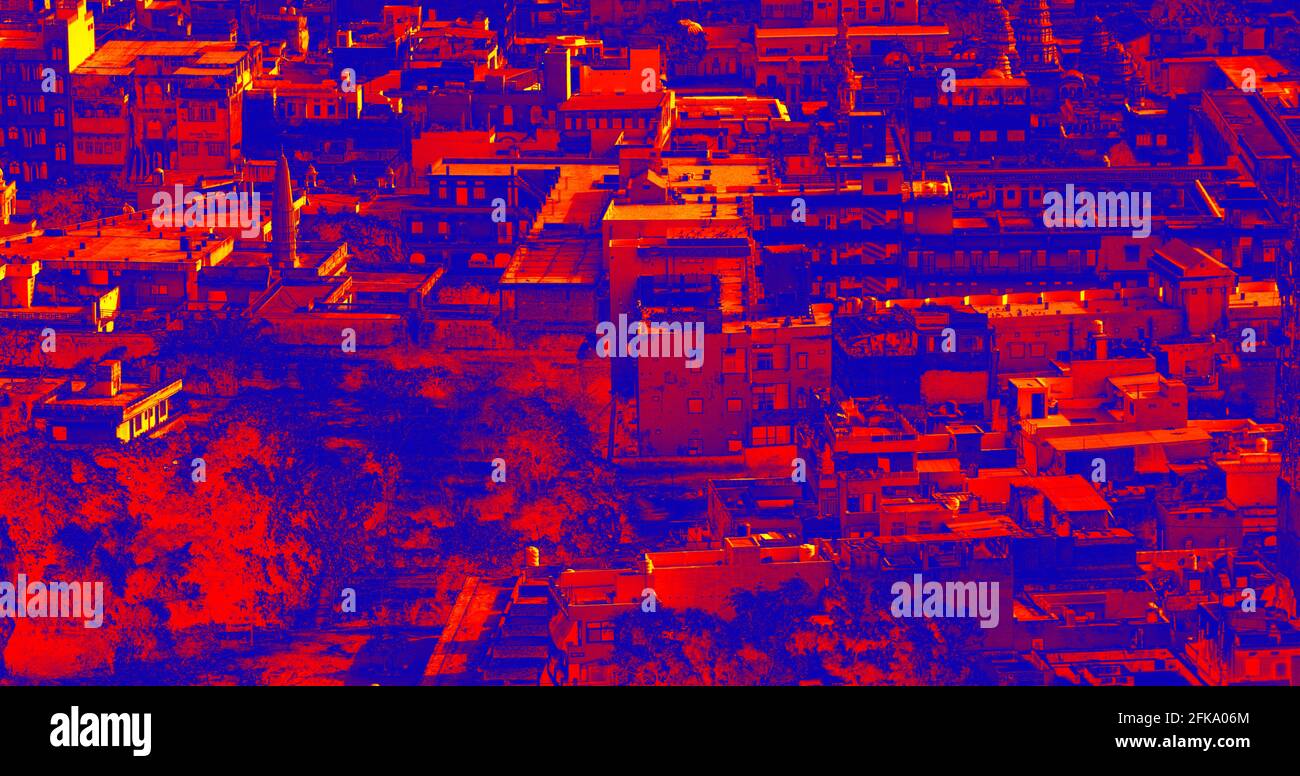 Blick auf die Stadt in blau-roten Farben. Entwicklung asiatischer Blöcke. Draufsicht Stockfoto