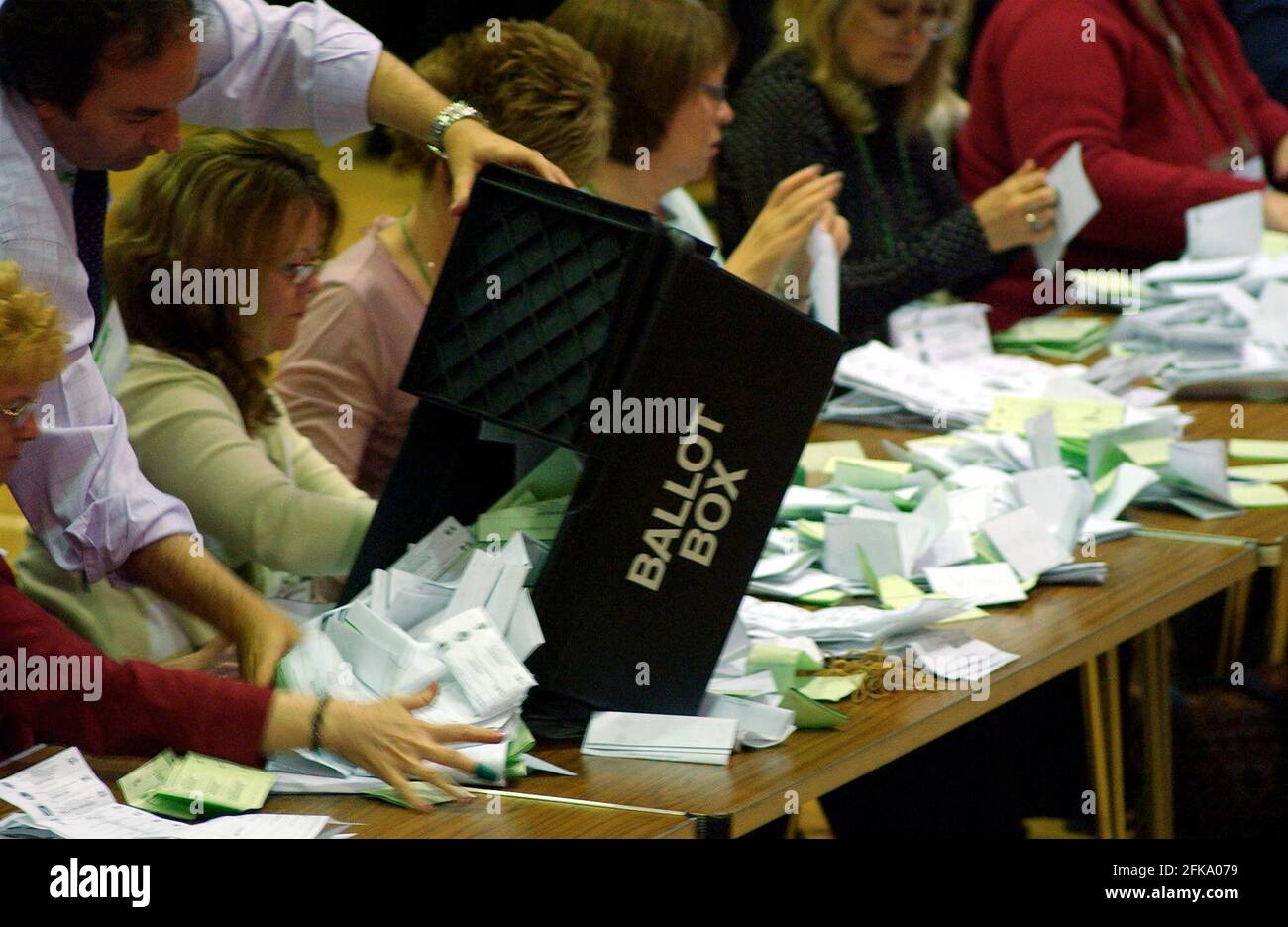 DIE ERSTEN STIMMZETTEL WERDEN BEI SEDGEFIELD,5/5/05 TOM PILSTON GEZÄHLT Stockfoto