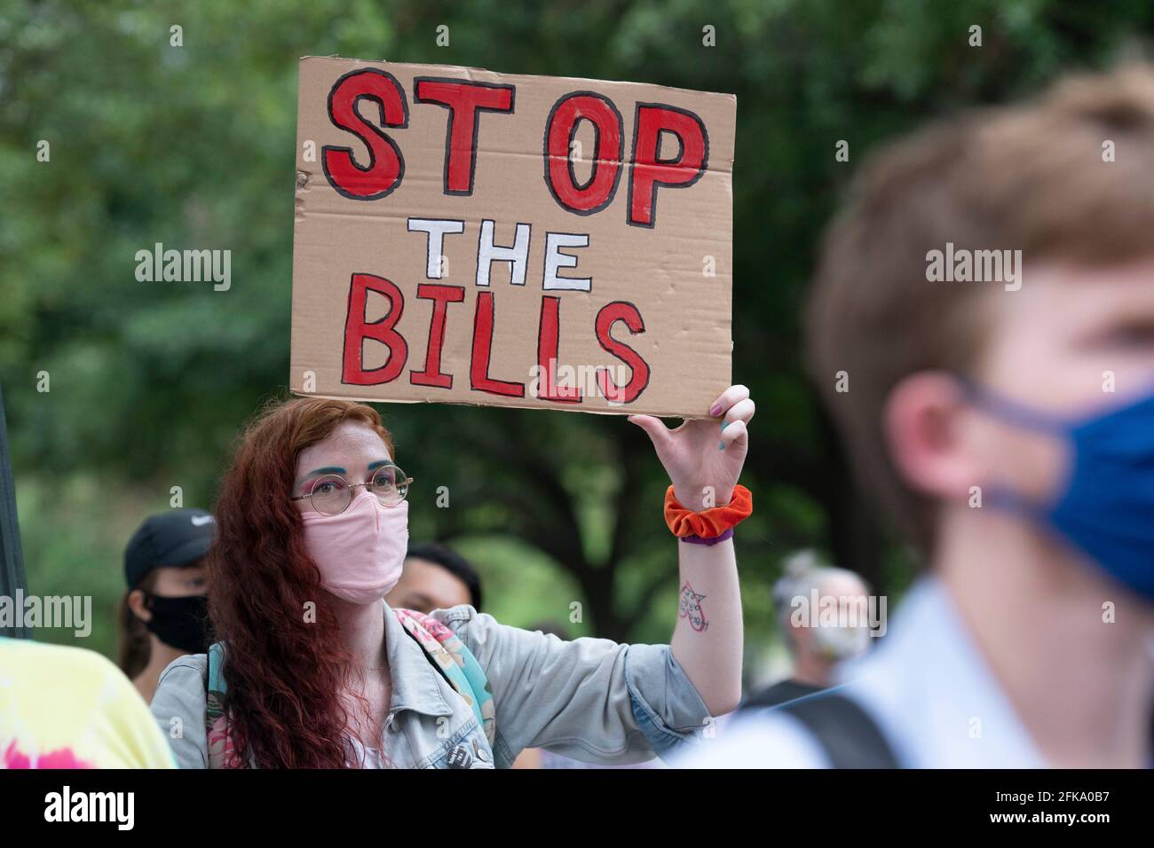 Austin, TX, USA. April 2021. Dr. ADA-RHODES, KURZ aus Austin, hält ein Zeichen, als Transgender-Jugendliche, Eltern und mehrere demokratische Gesetzgeber sich am Mittwochabend an den Südstufen des texanischen Kapitols versammelten und mehrere Anti-LGBTQ-Gesetzesvorlagen kritisierten, die sich einen Monat vor der Vertagung durch die 87. Legislaturperiode schlängeln. Quelle: Bob Daemmrich/ZUMA Wire/Alamy Live News Stockfoto