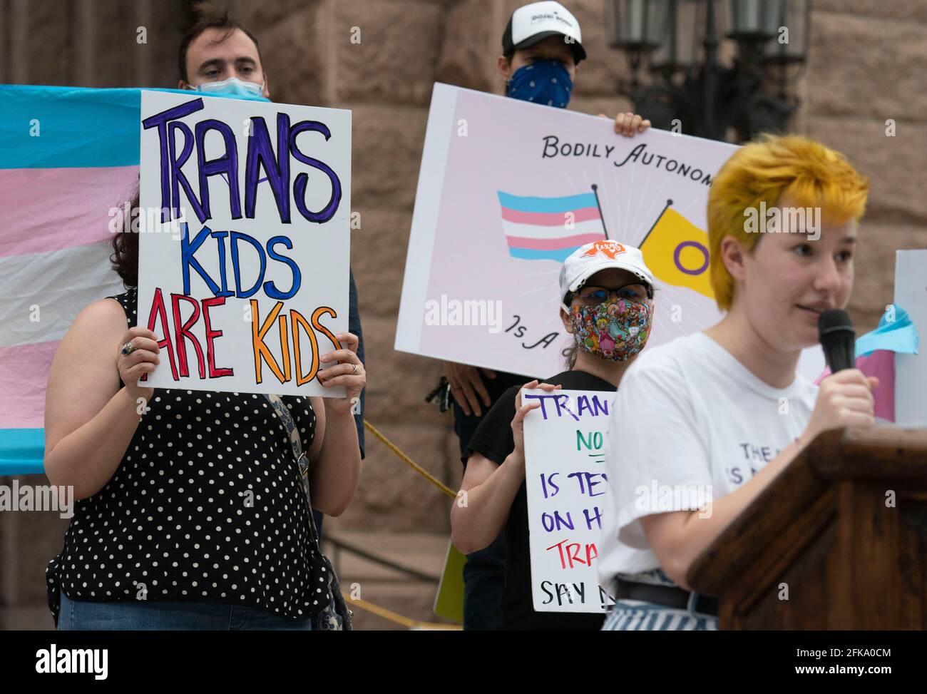 Austin, TX, USA. April 2021. Transgender-Jugendliche, Eltern und mehrere demokratische Gesetzgeber versammeln sich am Mittwochabend an den Südstufen des Texas Capitol und kritisieren mehrere Anti-Transgender-Gesetzesvorlagen, die sich einen Monat vor der Vertagung durch die 87. Legislaturperiode schlängeln. Quelle: Bob Daemmrich/ZUMA Wire/Alamy Live News Stockfoto