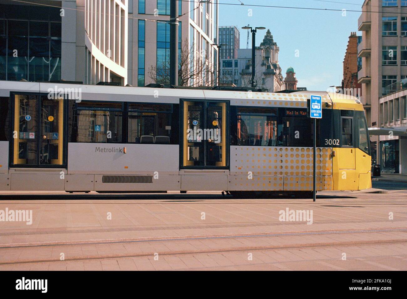 Manchester, Großbritannien - 3. April 2021: Eine Straßenbahn der Manchester Metrolink am St. Peter's Square. Stockfoto
