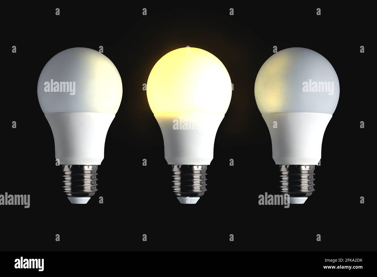 Gelbe Glühlampe auf schwarzem Hintergrund. Idee, Kreativität, Energie, Erfindung, Innovation, Führungskonzept. Stockfoto