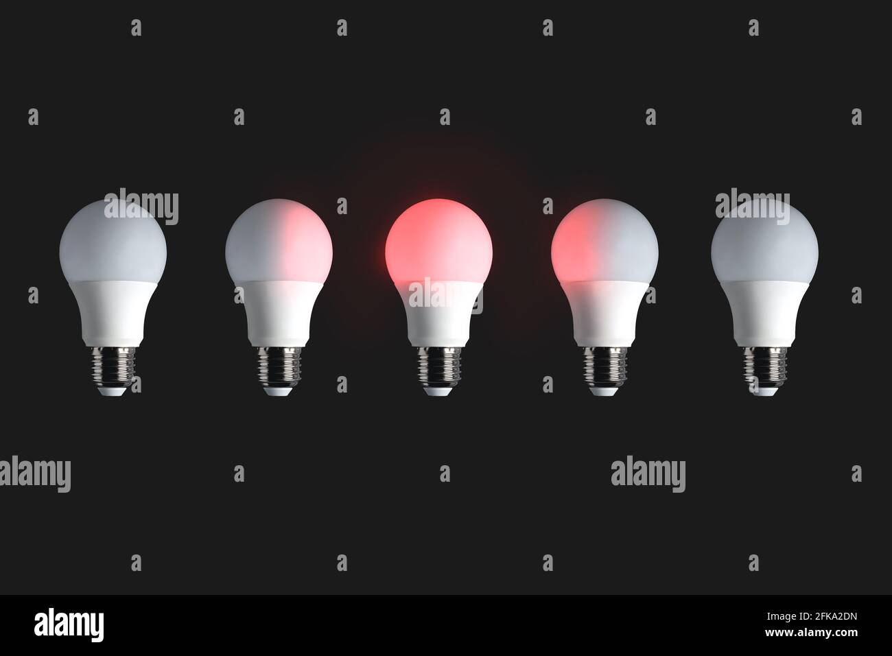 Rote Glühlampe auf schwarzem Hintergrund. Idee, Kreativität, Energie, Erfindung, Innovation, Führungskonzept. Stockfoto