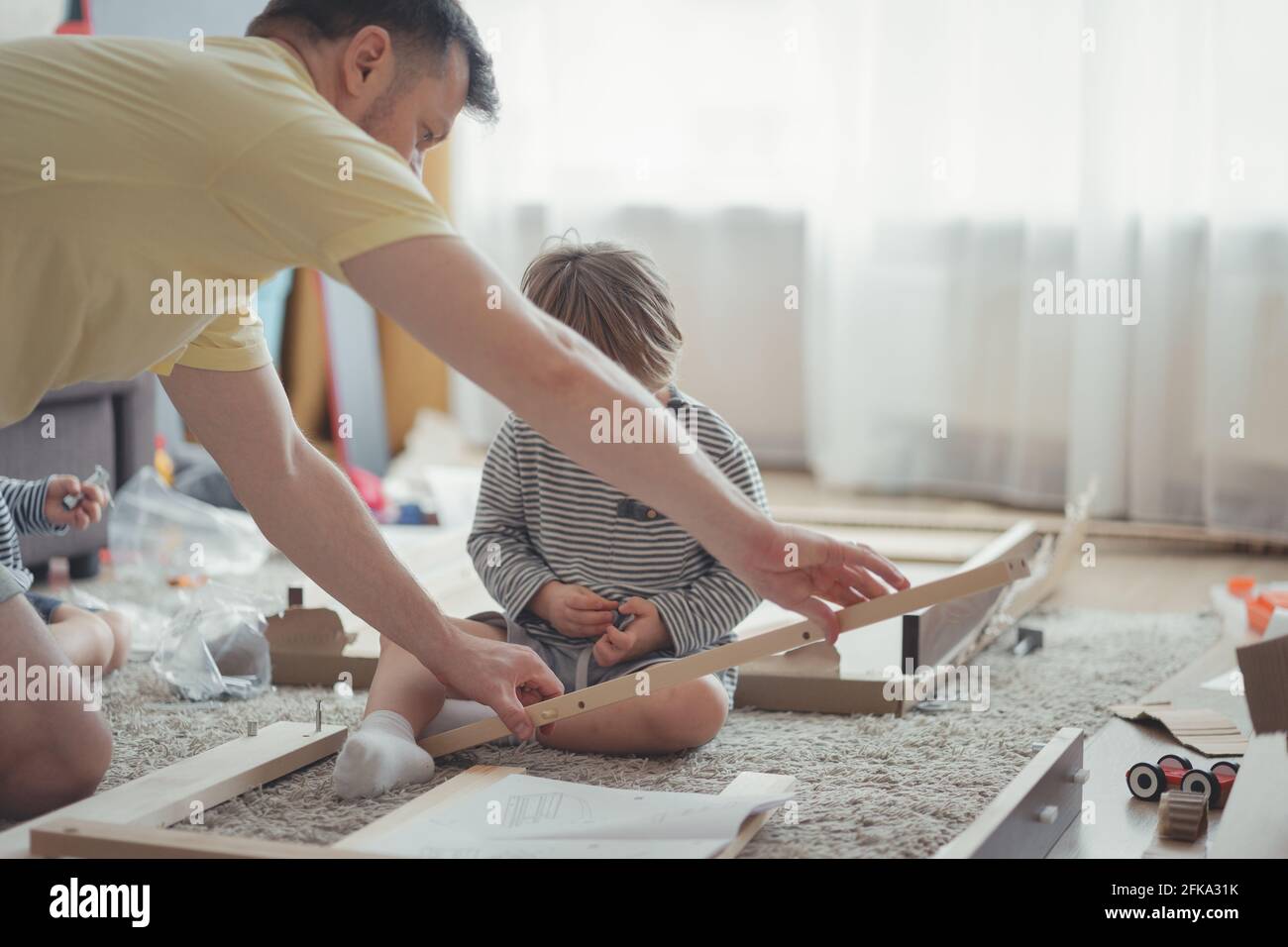 Haus Möbel Montageprozess, Vater und Kinder Montage Tisch Stockfoto