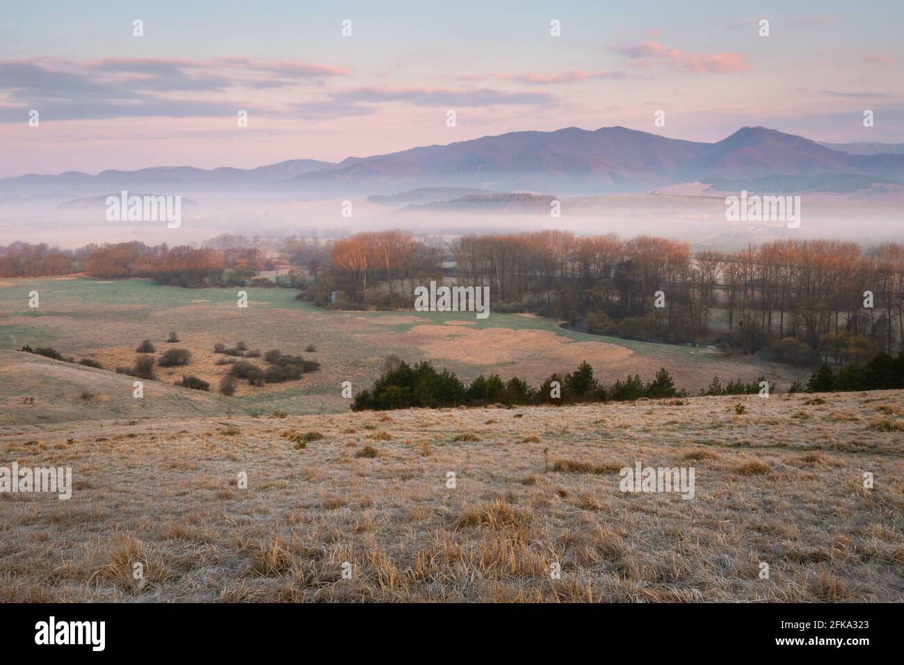 Ländliche Landschaft bei Moskovec Dorf und Mala Fatra Berge, Slowakei Stockfoto