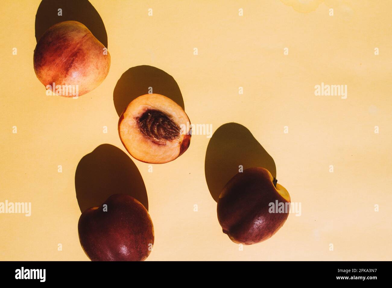 Baumstücke von Pfirsich auf gelbem Hintergrund Stockfoto