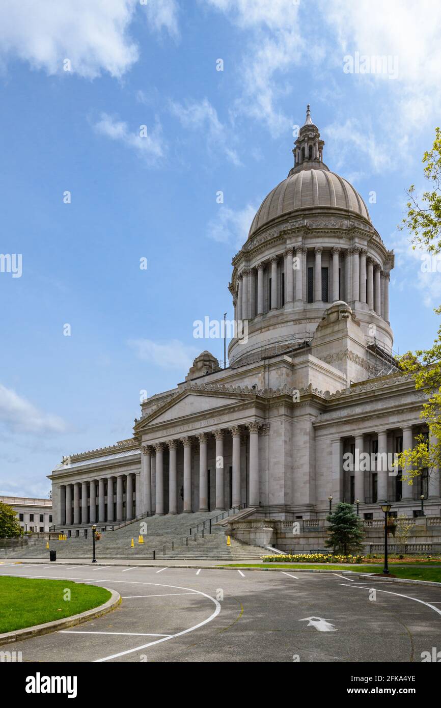 Olympia, WA, USA - 27. April 2021; das Legislative Building im Washington State Capitol an einem ruhigen Frühlingstag unter pastellblauem Himmel Stockfoto