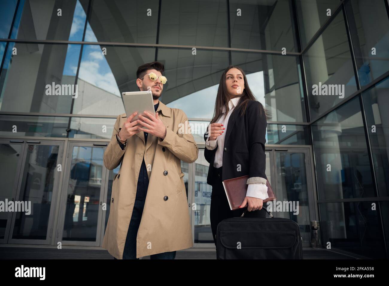 Die Chefin und ihr Assistentinnen schauen sich die Gebäude an Stockfoto