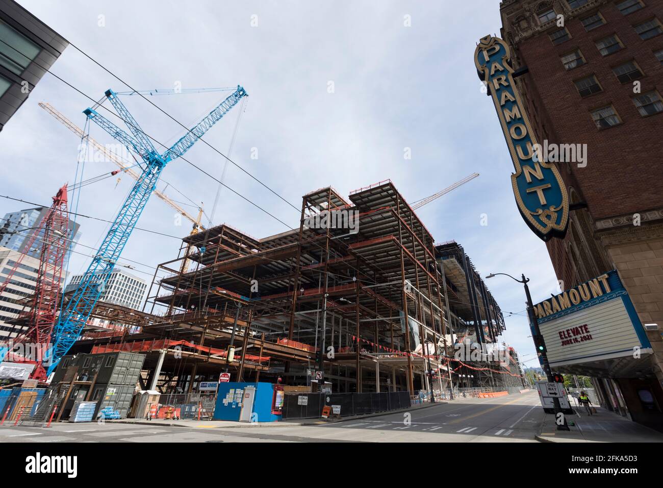 Am Donnerstag, den 29. April 2021, wird das Erweiterungsprojekt des Washington State Convention Center in Bau gesetzt. Das Summit Building, ein 1.2 Millionen Quadratmeter großes Werbespot Stockfoto