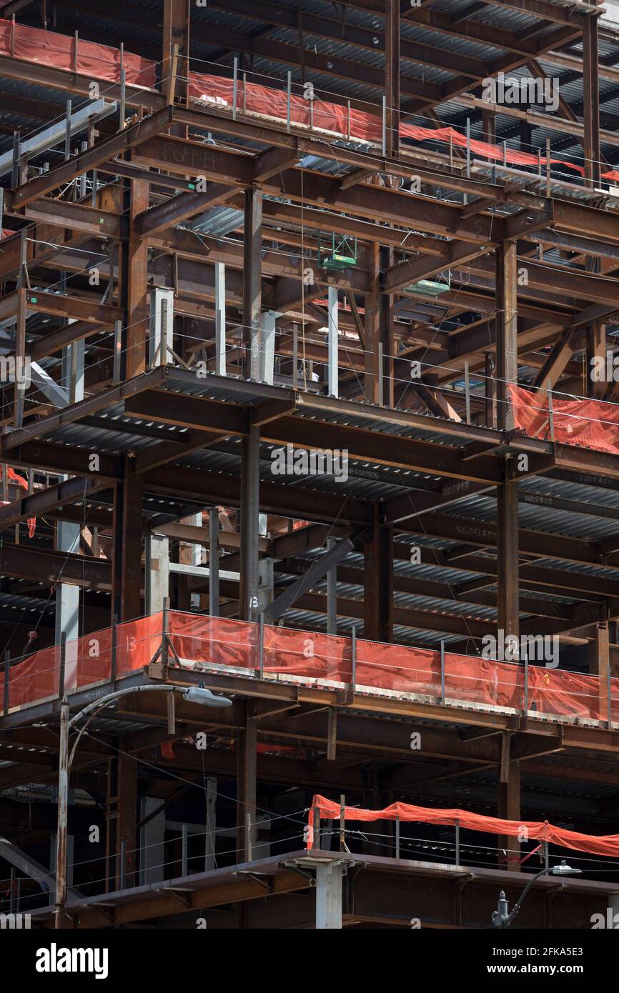 Der freiliegende Stahlrahmen des Ausbauprojekts des Washington State Convention Center wird am Donnerstag, den 29. April 2021, gebaut. Der Gipfel ist aufgebaut Stockfoto