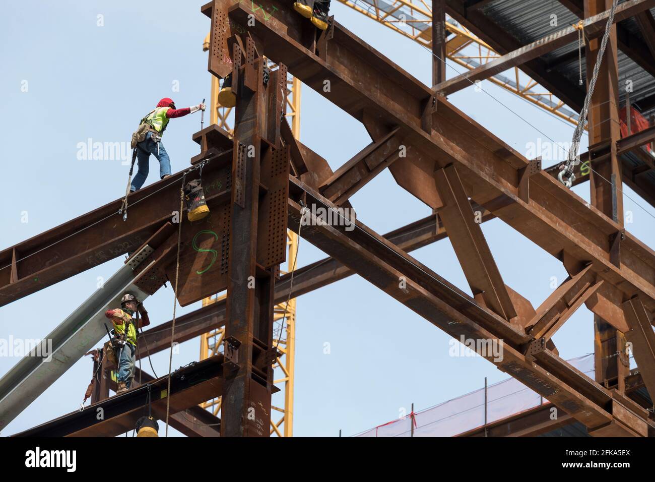 Bauarbeiter führen am Donnerstag, den 29. April 2021, beim Erweiterungsprojekt des Washington State Convention Center einen Stahltraversen an seinen Platz. Die Summi Stockfoto