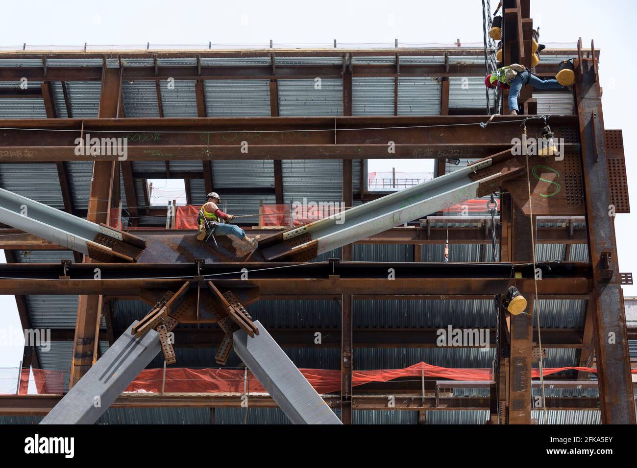 Bauarbeiter führen am Donnerstag, den 29. April 2021, beim Erweiterungsprojekt des Washington State Convention Center einen Stahltraversen an seinen Platz. Die Summi Stockfoto