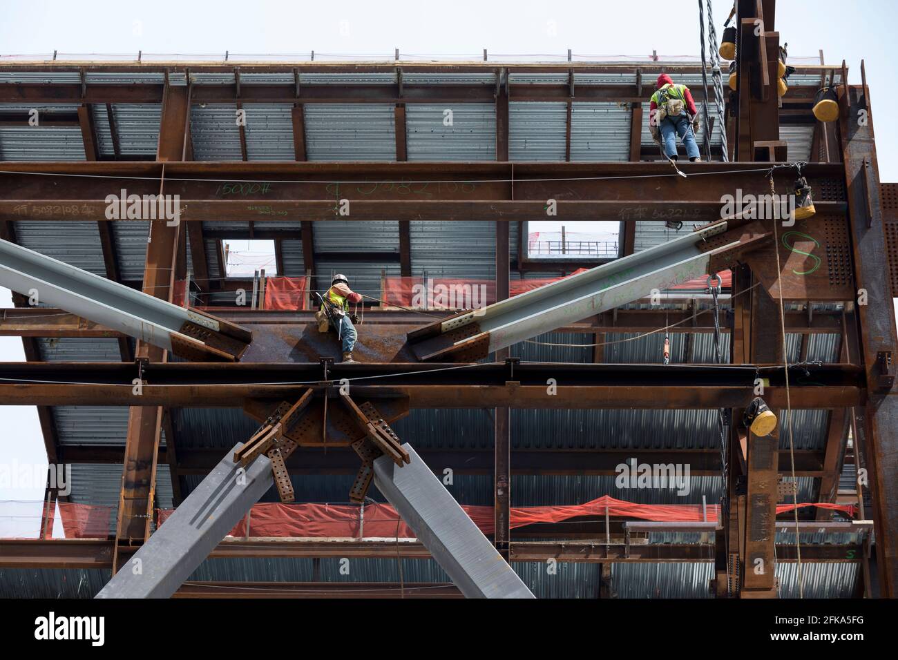 Bauarbeiter führen am Donnerstag, den 29. April 2021, beim Erweiterungsprojekt des Washington State Convention Center einen Stahltraversen an seinen Platz. Die Summi Stockfoto