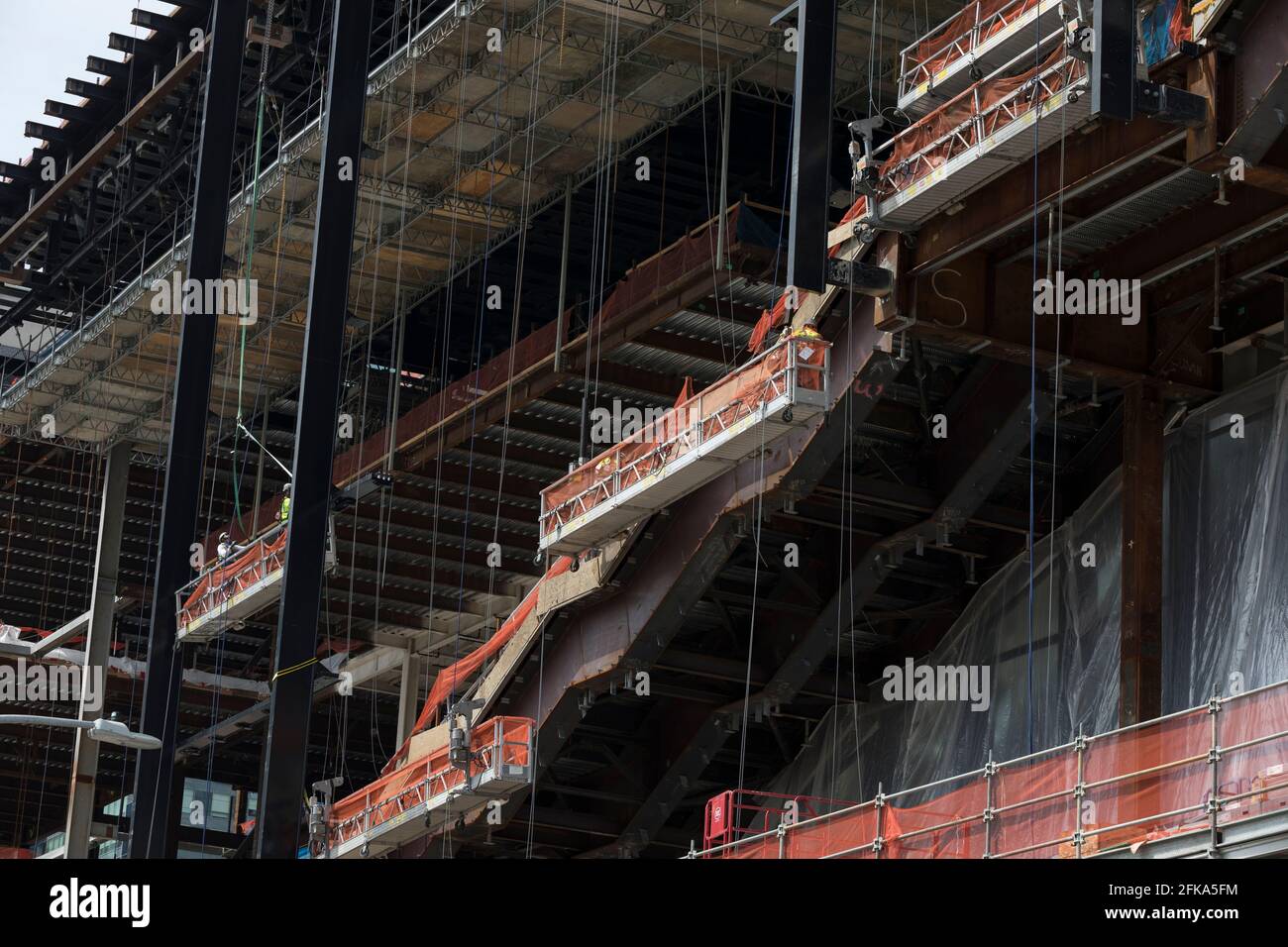 Am Donnerstag, den 29. April 2, haben Bauarbeiter in hängenden Gerüsten an der Südfassade des Erweiterungsprojekts des Washington State Convention Center arbeiten lassen Stockfoto