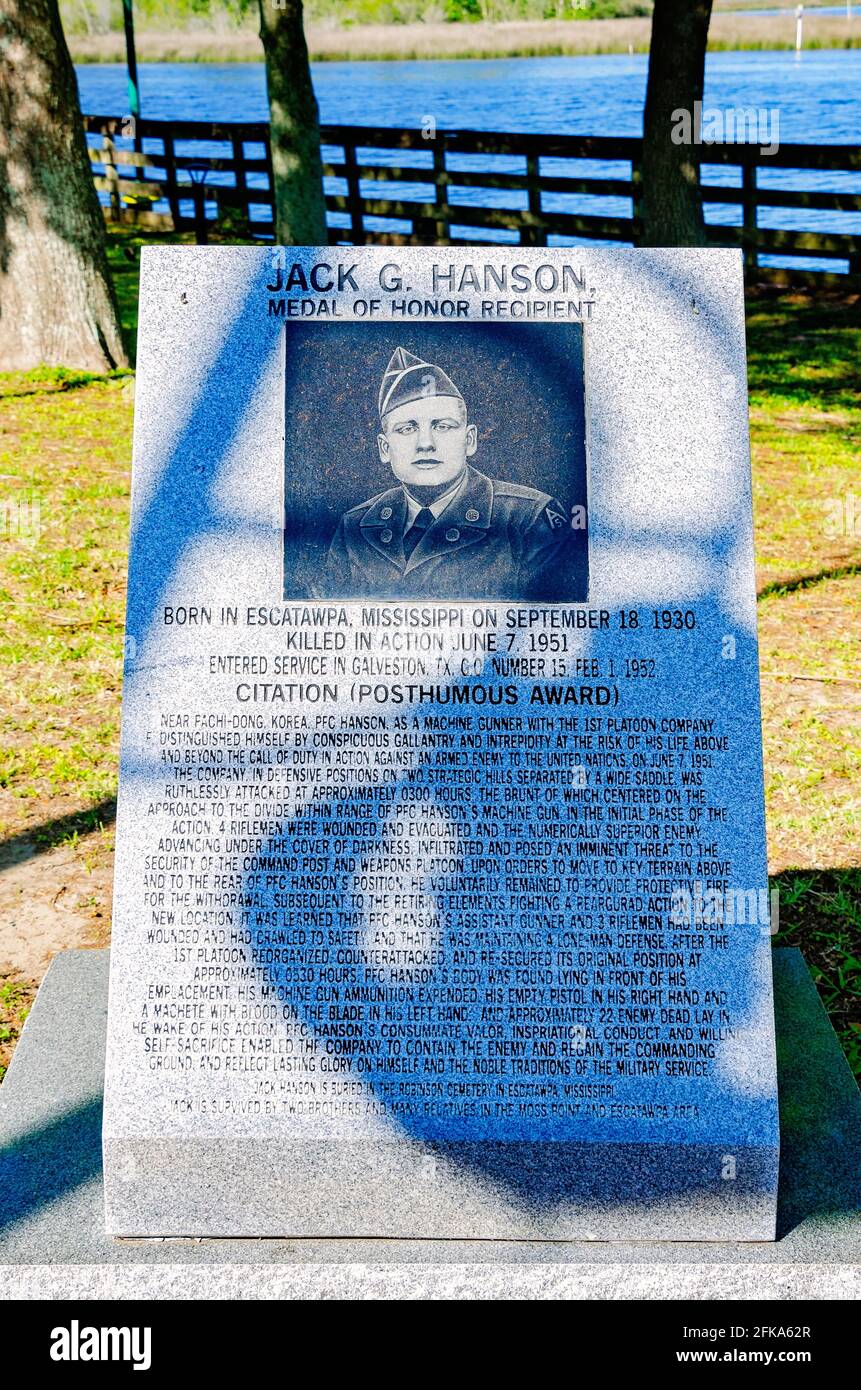 Am Jackson County Veterans Memorial in Moss Point, Mississippi, ist dem Empfänger der Ehrenmedaille Jack G. Hanson ein Denkmal gewidmet. Stockfoto